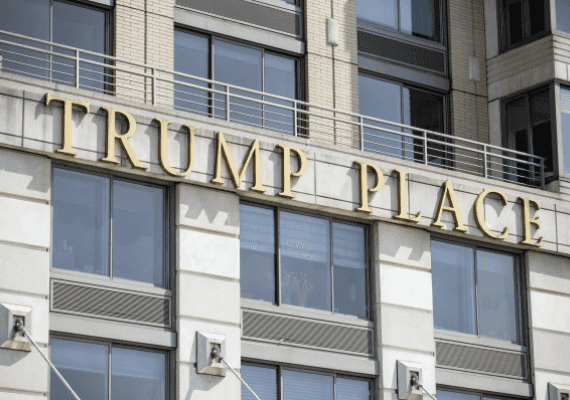 "הצהרה משמעותית": שמו של הנשיא טראמפ יוסר מאחד הבניינים בניו יורק