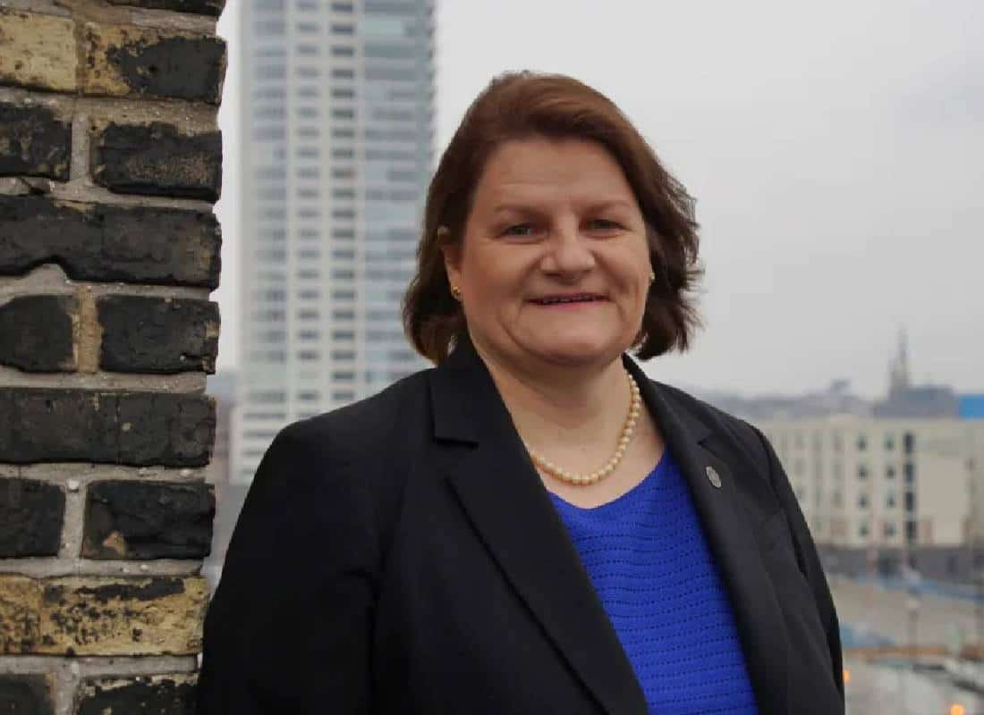 מאבק בין רשויות: ה-FBI עוצר שופטת שעזרה למהגר להימלט מסוכני הגירה בבית המשפט