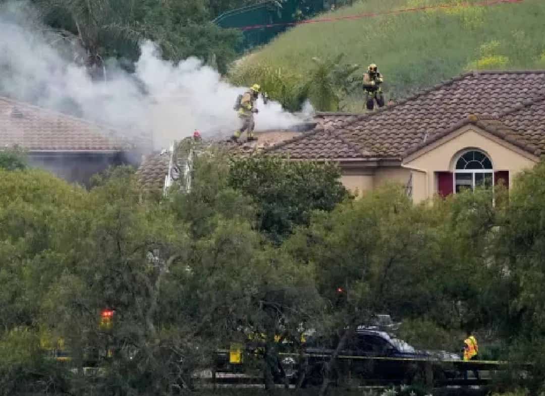 טרגדיה בשמי לוס אנג'לס מטוס קטן התרסק לתוך בתים בסימי וואלי, שני אנשים נהרגו