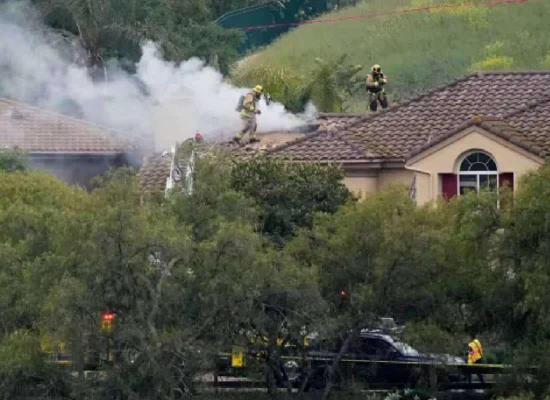 טרגדיה בשמי לוס אנג'לס מטוס קטן התרסק לתוך בתים בסימי וואלי, שני אנשים נהרגו