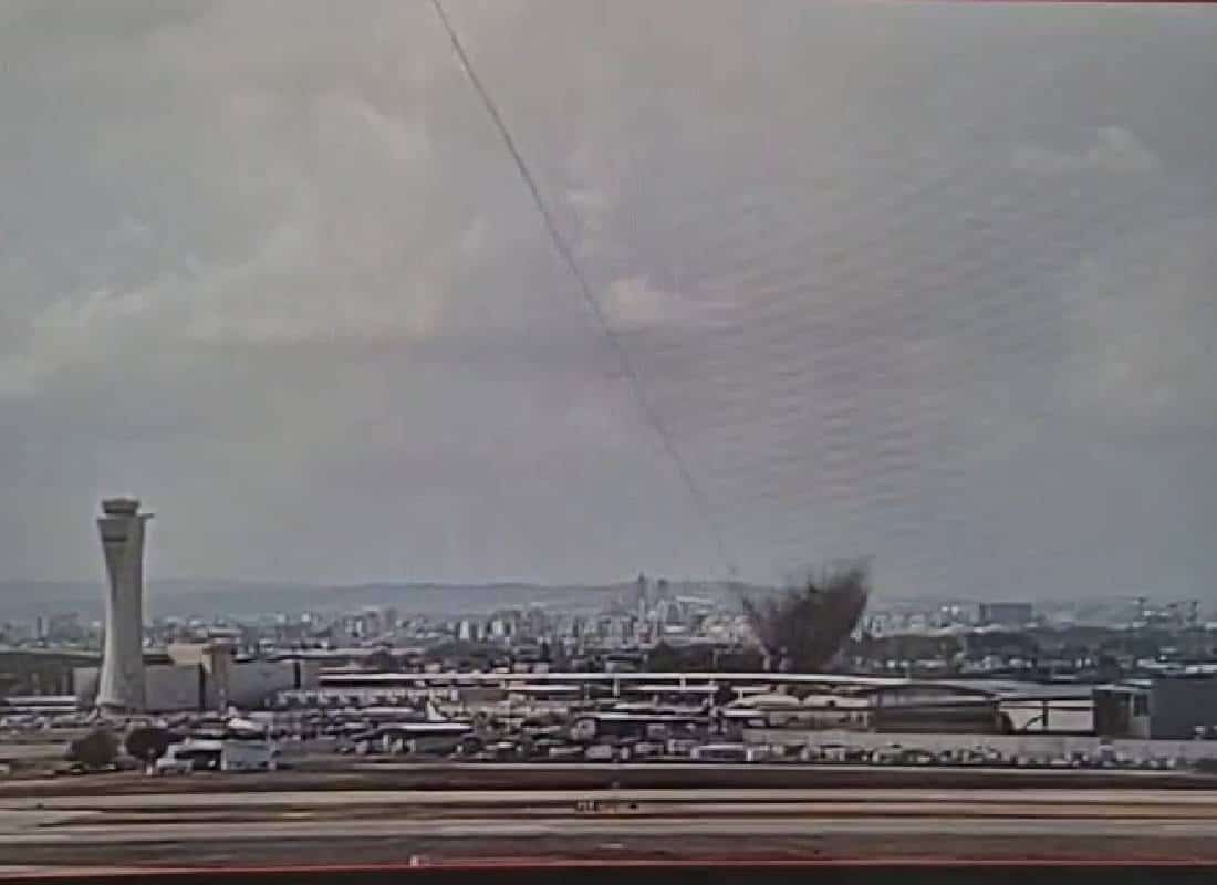 שלושה נפצעו מנפילת שברי יירוט בנתב"ג בעקבות שיגור טיל מתימן