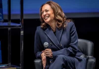 אבטחה צמודה במימון הציבור: שוטרי קליפורניה מלווים את קמלה האריס בארה"ב ובעולם