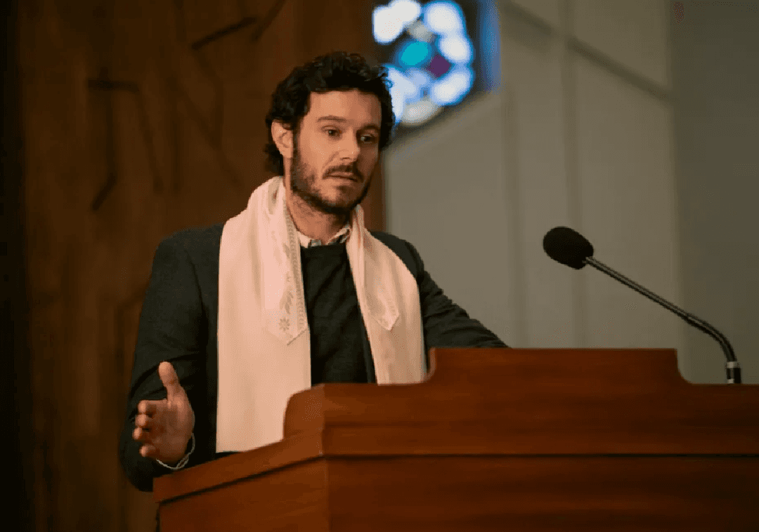 אדם ברודי אינו דתי – ועדיין הוא משחק רב חתיך בסדרה חדשה: "אני מקווה שיהודים יאהבו את זה"