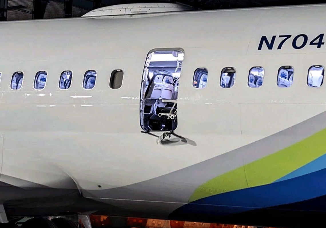 ברגים רופפים נתגלו במטוסי יונייטד: חברת התעופה הודיעה על ביטול מאות טיסות - אותרה הדלת שנפלה בטיסת אלסקה