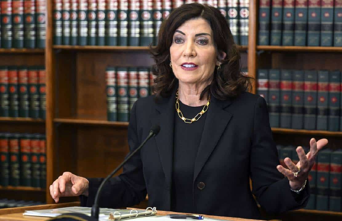 ניו יורק: מהגרים בלתי-חוקיים יועדפו על פני אמריקאים במשרות מדינתיות - בחינת הנציבות והצורך בבגרות, יבוטלו