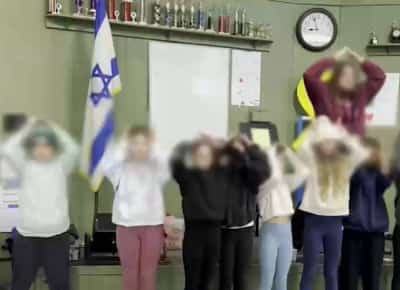 דגל ישראל מפריע לילדים? הורים דרשו להסיר אותו ממחנה יהודי - בית הספר סירב להתקפל