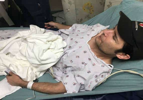 קורי פלדמן טוען כי נדקר על ידי אלמוני, אך המשטרה לא מצאה עליו סימני דקירה