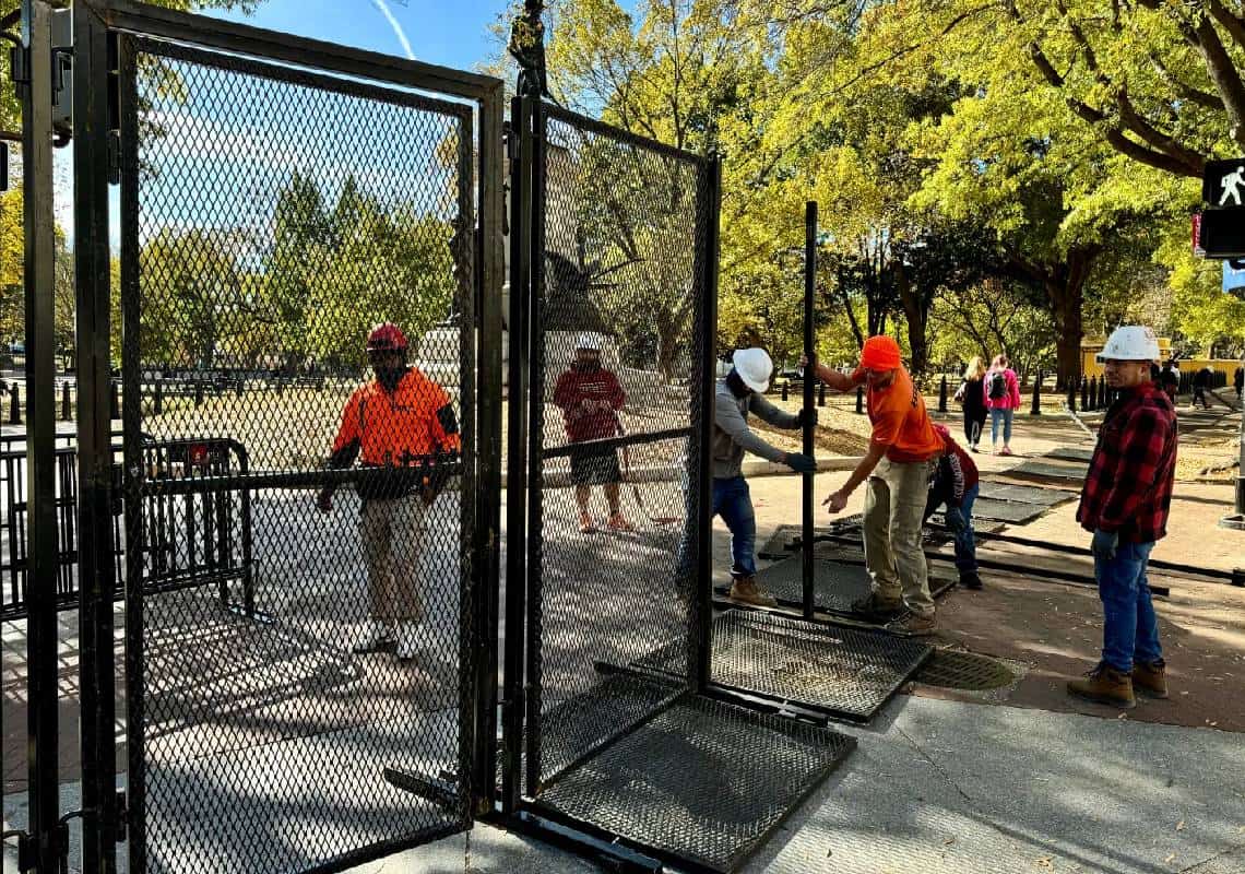 גדרות ואמצעי אבטחה סביב בניין הקפיטול, מעונה של האריס וביתו של טראמפ