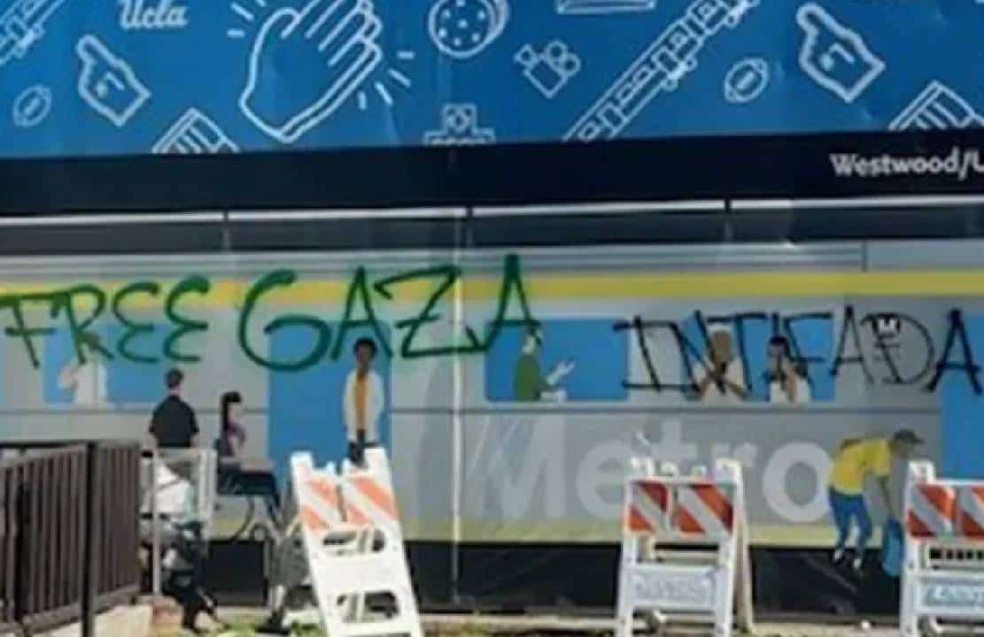 חילול הקודש בלוס אנג'לס: פורעים פרו-פלסטינים השחיתו בית-קברות בו טמונים 90,000 חייליים אמריקאים