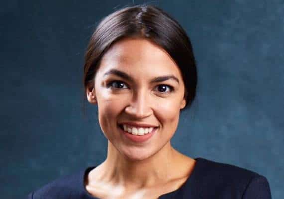 הפתעה בבחירות: מועמדת בת 28 ללא ניסיון פוליטי ניצחה את חבר הקונגרס הוותיק