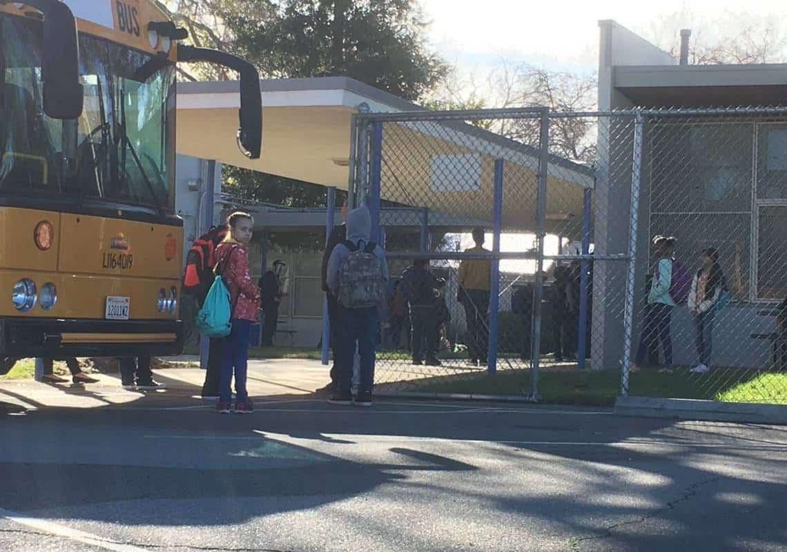 "סדר העדיפויות בלוס אנג'לס לא הגיוני": תלמידים ממשיכים ללמוד מהבית, בתי הספר הפכו לסט צילומים הוליוודי