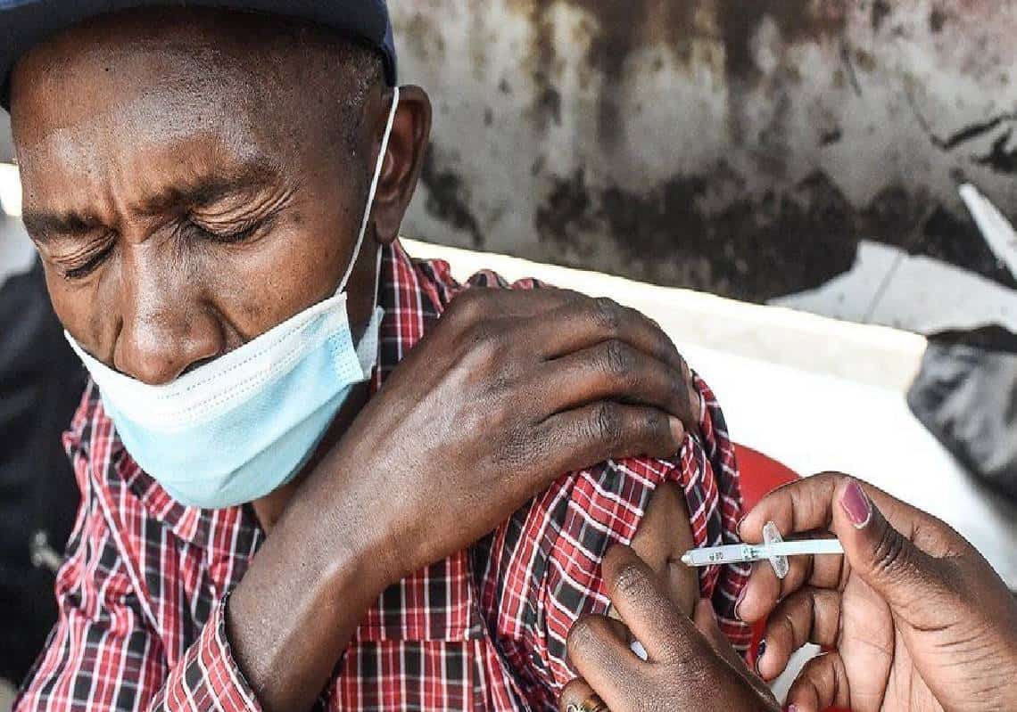הלם מוחלט בעולם: "האומיקרון התגלה לראשונה אצל 4 אנשים מחוסנים"
