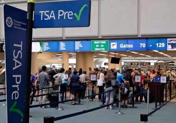 בהלה בפלורידה: נוסעת עלתה על מטוס ללא כרטיס או תעודה מזהה