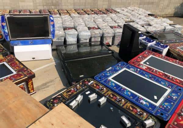 סמים, כלי נשק ומזומנים הוחרמו במהלך פשיטות על בתי הימורים בלוס אנג'לס