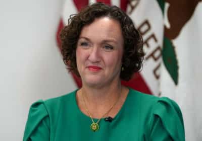 תכירו: זו המועמדת המובילה למושלות קליפורניה - ונראה שיש לה בעיות שליטה בעצבים