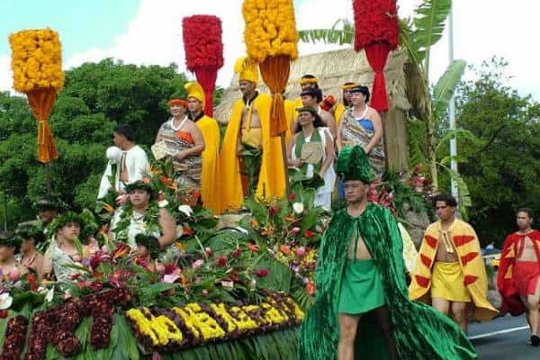גם אתם יכולים לרקוד על משאית מצופה בפרחים: חודש פסטיבלי Aloha שב להוואי