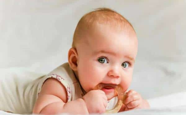 אזהרה חמורה: מוצרים לשיכוך כאבי בקיעת שיניים אצל תינוקות מסוכנים ויש להסירם מהמדפים