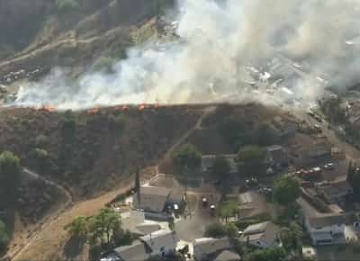 תושבים בוואלי נלחמו בשריפה עם צינורות גינה עד הגעת הכבאים