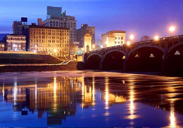 טראמפ חוזר לעיר שנתנה לו ניצחון ב-2016 - כתבנו מדווח מהשטח