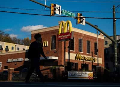 קלה להשגה: מקדונלד'ס מורידה מחירים כדי לשכנע אמריקאים שהיא שוב זולה ועממית