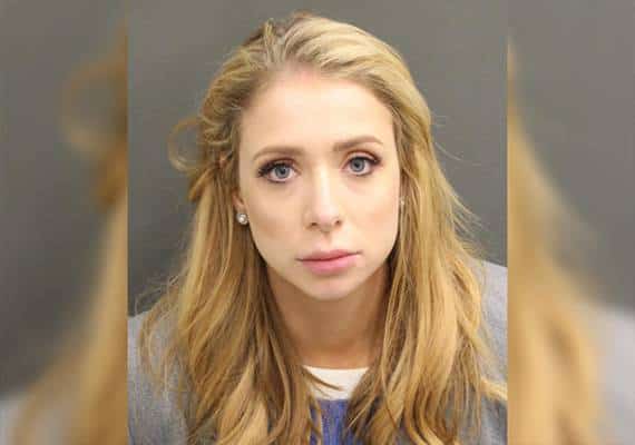 פלורידה: תרפיסטית נעצרה לאחר שקיימה יחסי מין עם נער בן 14