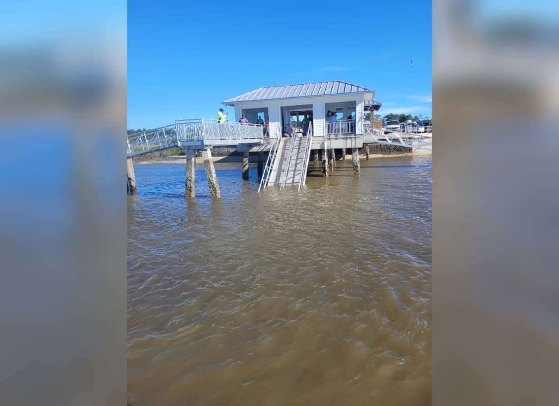 שבעה מתים, שישה פצועים קשה לאחר קריסת רציף מעבורת בג'ורג'יה