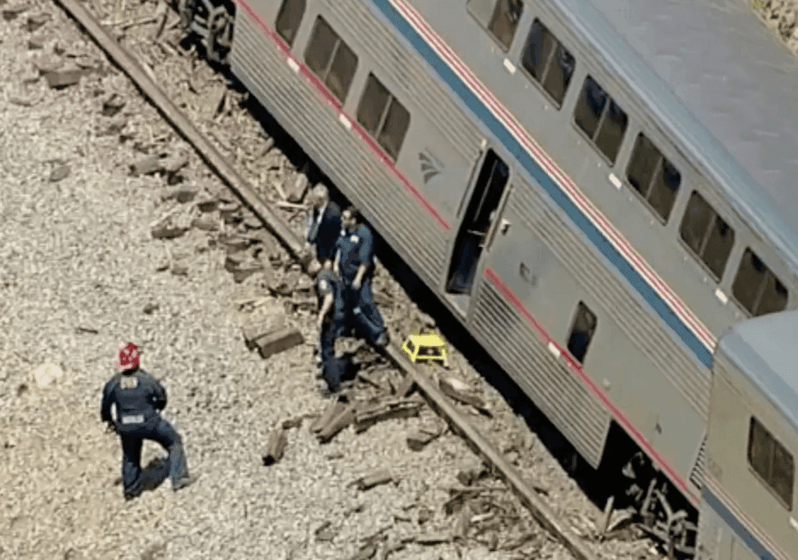 לוס אנג'לס: רכבת עם כ-200 נוסעים ירדה מהפסים לאחר שהתנגשה במשאית 