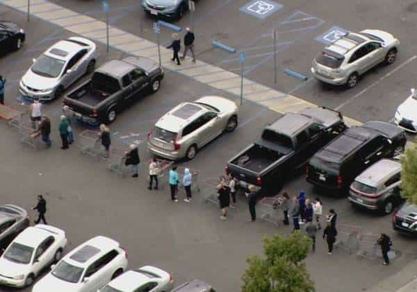 בהלת הקורונה גוברת: עומסים כבדים בחנויות הענק בדרום קליפורניה