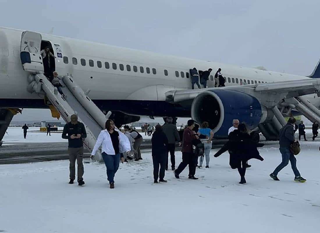 דרמה בשלג באטלנטה: נוסעי דלתא נמלטו במגלשות חירום לאחר תקלת מנוע