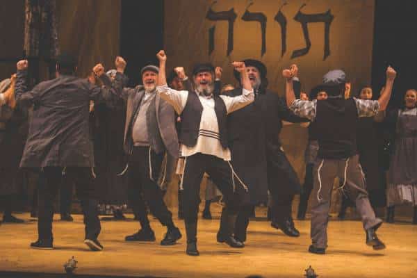 הצלחה עד הגג: האם בקרוב יגיע המחזמר "כנר על הגג" ביידיש לברודווי?