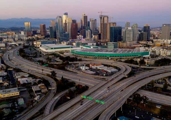 מדיניות סגר על סף הכרזה ברחבי קליפורניה: חיסון לקורונה יחולק במדינה כבר החודש