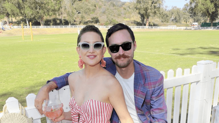 "היא כאן": קייט הדסון ודני פוג'יקאווה הורים טריים