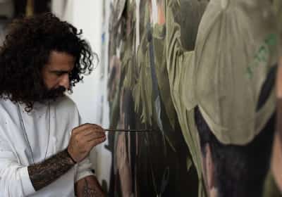 מהזוועות בבארי אל הסטודיו בלוס אנג'לס: האמן הישראלי שהפך את הכאב לתערוכה של תקווה וריפוי