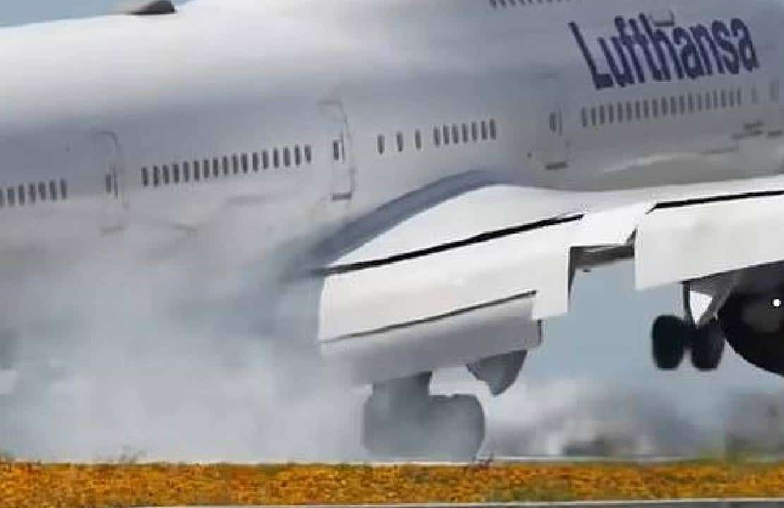 תיעוד מצמרר: בואינג עם 345 נוסעים ב-LAX מקפץ על המסלול - "כמו כדורסל"