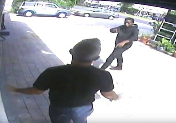 תיעוד במיאמי: כך נגנבה מכונית BMW באיומי אקדח