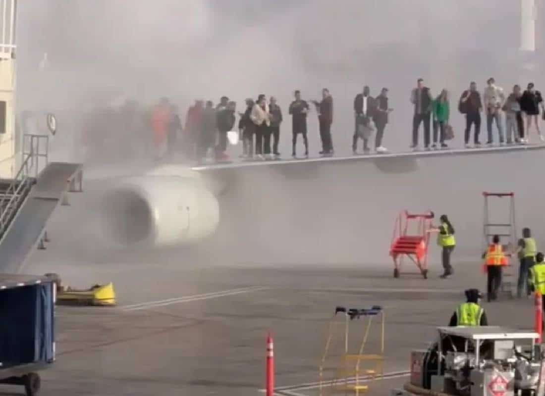 מטוס של אמריקן איירליינס עלה באש בשדה התעופה של דנבר, הנוסעים נאלצו להתפנות על כנף המטוס