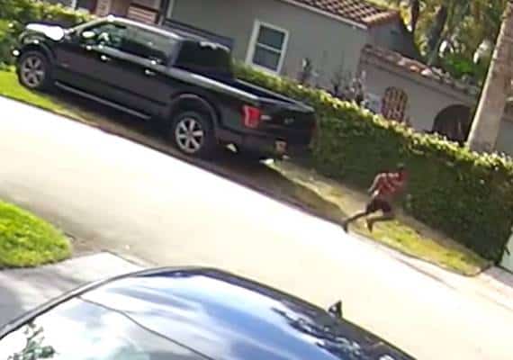 פלורידה: בזמן שההורים העמיסו קניות, מכונית נגנבה עם פעוט בתוכה