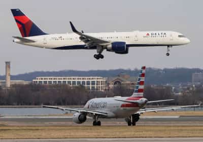מגמה חדשה: חברות תעופה אמריקאיות גובות יותר כסף מאלה שטסים לבד