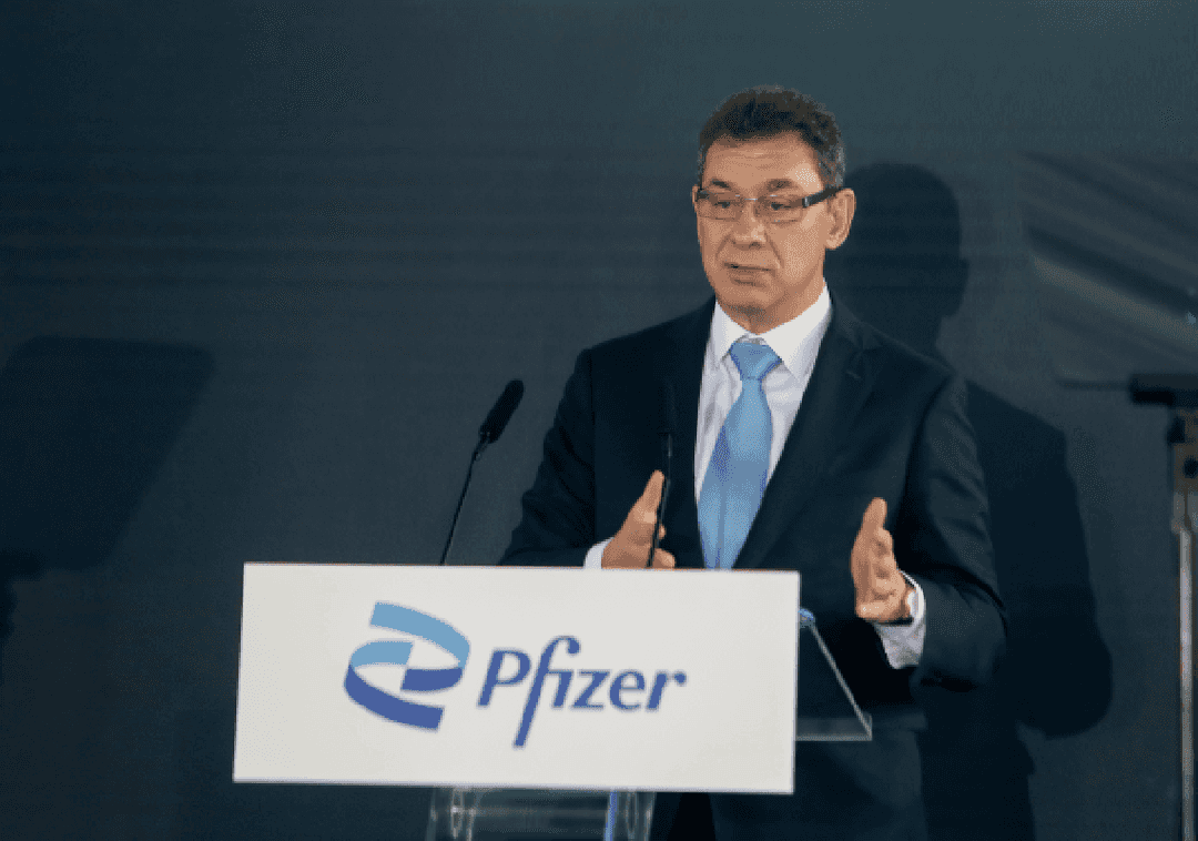צפו במנכ"ל פייזר מתמודד עם שאלות קשות - ושותק: "כמה זמן ידעת שהחיסונים לא מונעים הדבקה?"