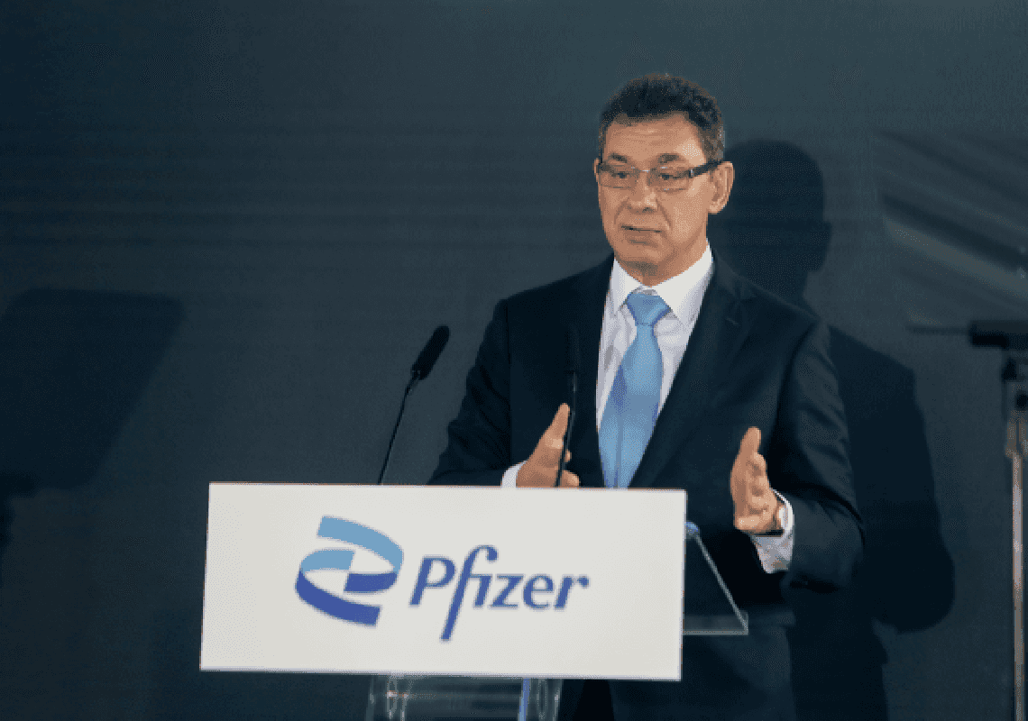 צפו במנכ"ל פייזר מתמודד עם שאלות קשות - ושותק: "כמה זמן ידעת שהחיסונים לא מונעים הדבקה?"