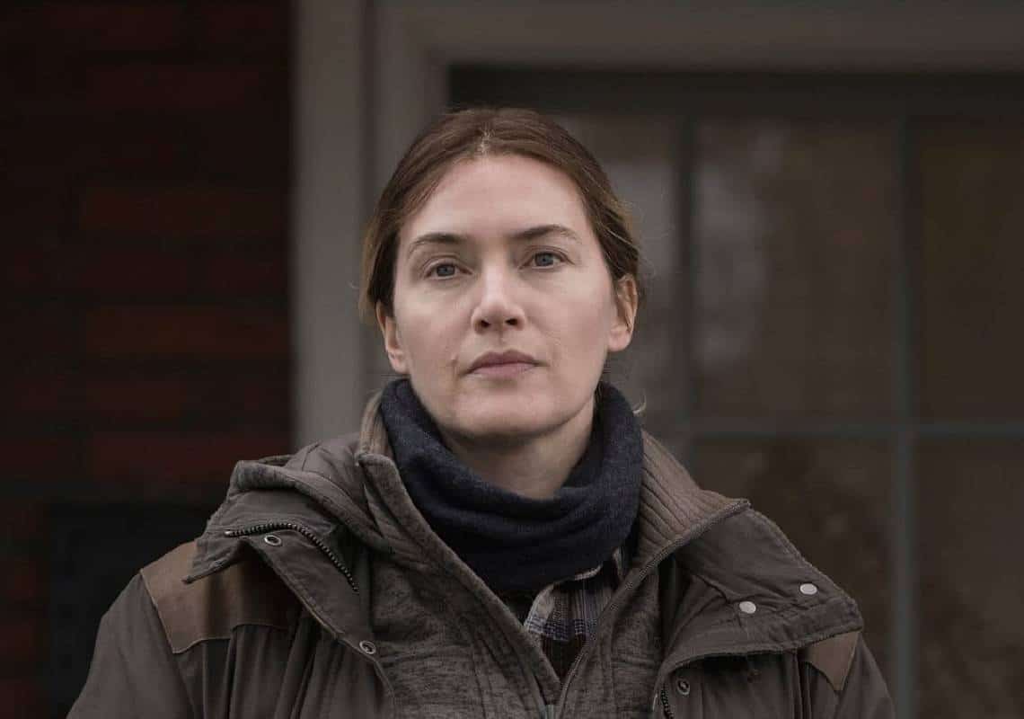 קייט וינסלט מככבת בסדרה חדשה של HBO ומצליחה להפוך אותה מטובה, למצוינת 