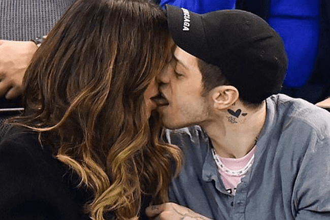 לא משאירים מקום לדמיון: קייט בקינסייל ופיט דוידסון מתנשקים במשחק של הריינג'רס