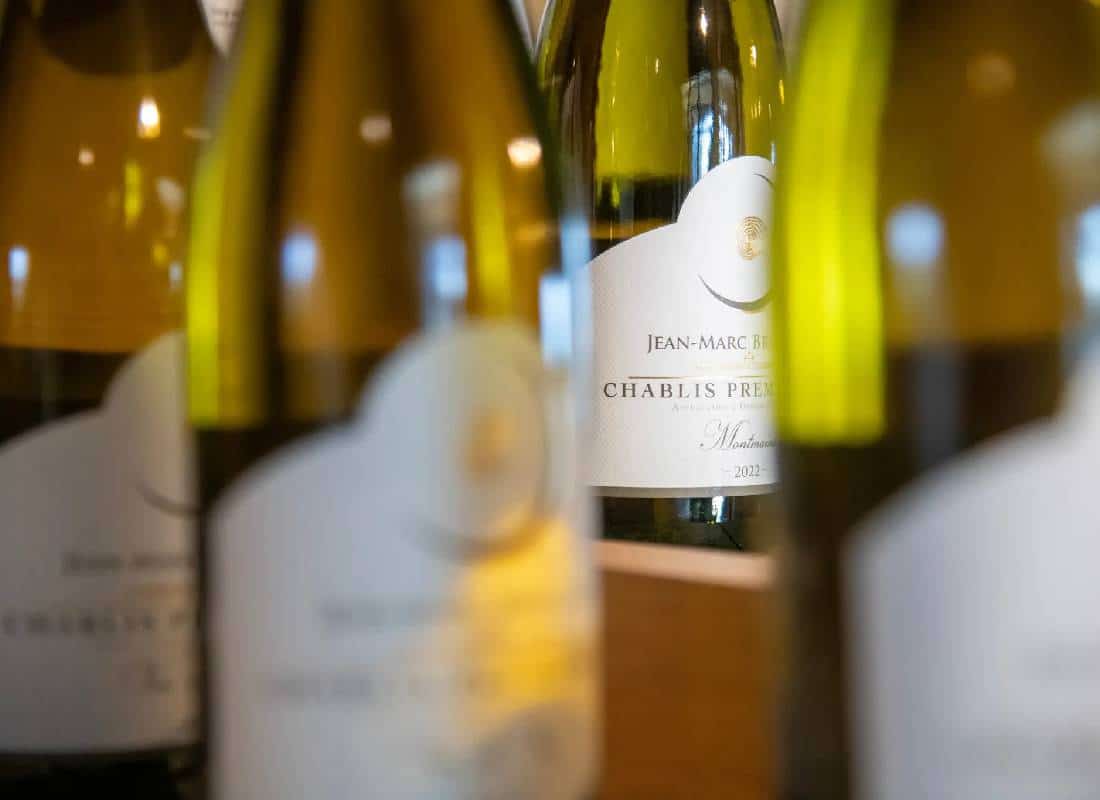 טראמפ מאיים במכס של 200% על שמפניה ויין מאירופה: "מלחמת הסחר מתלהטת"