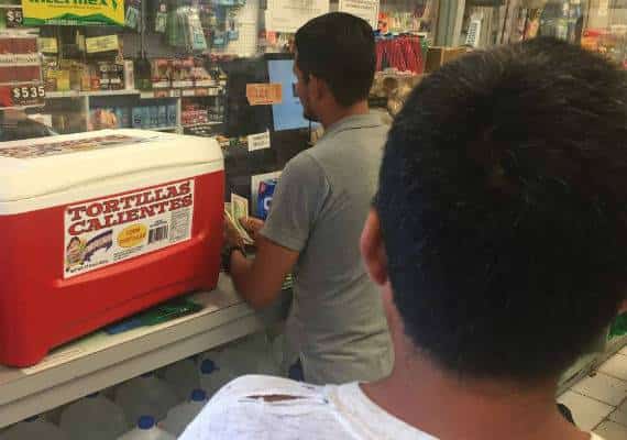 דוח: מהגרים לטינים והיספאנים חוששים מגירוש - ומעבירים יותר כספים אל מדינת המקור שלהם