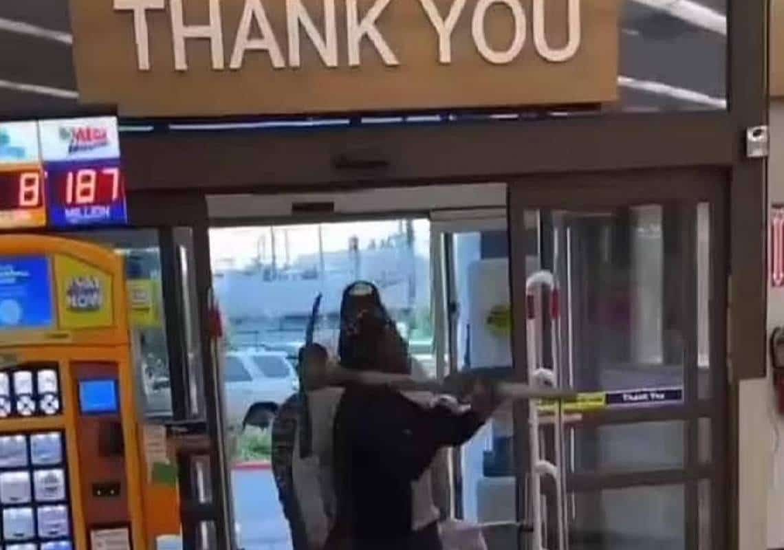 לוס אנג'לס או מדינת עולם שלישי? אישה נופפה במעדר שבאמצעותו שדדה לאור יום סניף Rite-Aid