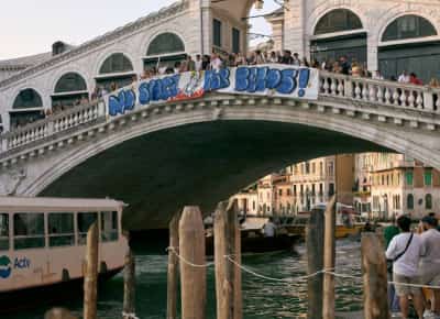 אין כניסה לבזוס: איך וונציה הפכה לשדה קרב נגד המיליארדרים