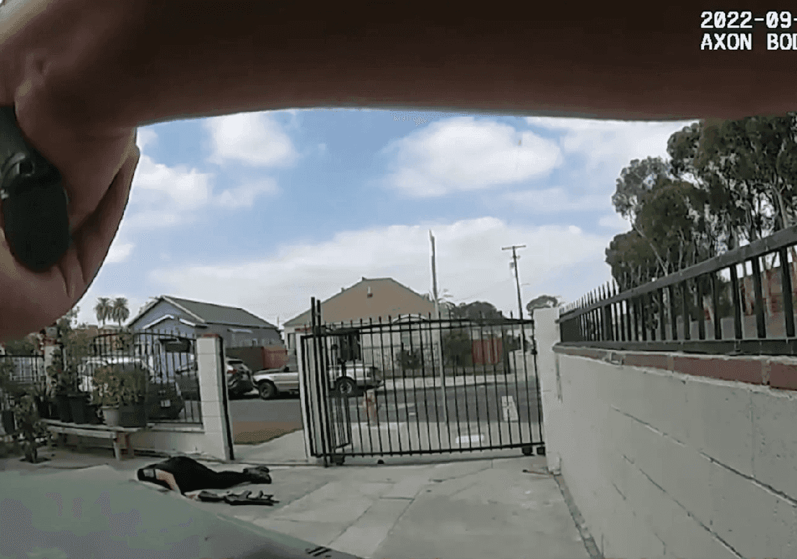 תיעוד קשה מלוס אנג'לס: בן 19 איים על שוטרים עם אקדח אוויר - ונורה למוות