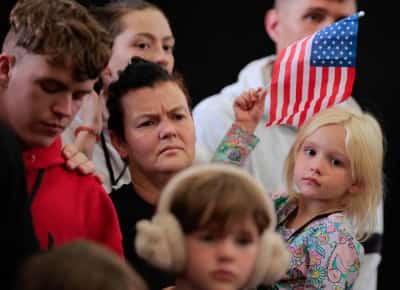 אמריקה הלבנה: טראמפ מתכנן רפורמה שתעדיף פליטים לבנים ותסגור את שערי ארצות הברית בפני האחרים