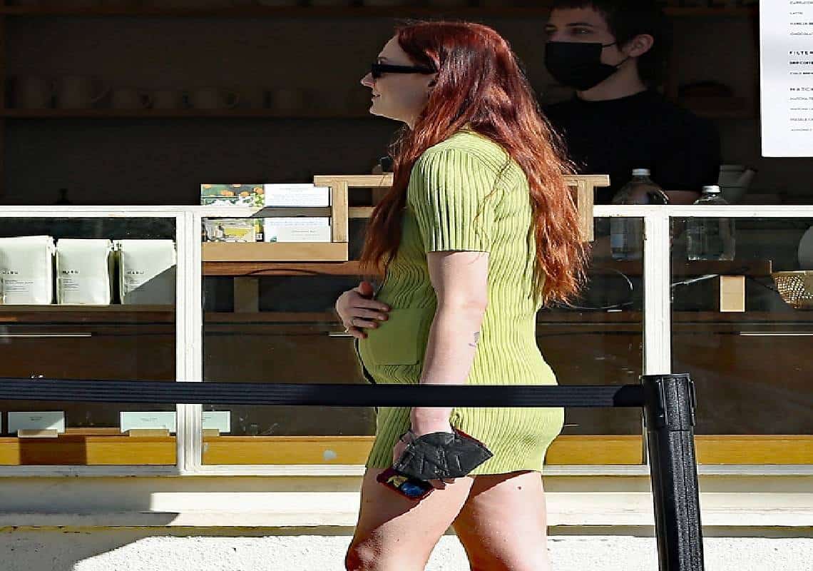 לאחר שבועות של שמועות: סופי טרנר מציגה בטן הריונית 