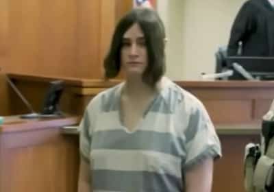 צעירה טרנסג'נדרית שהתאסלמה נידונה למאסר עולם בגין רצח הוריה